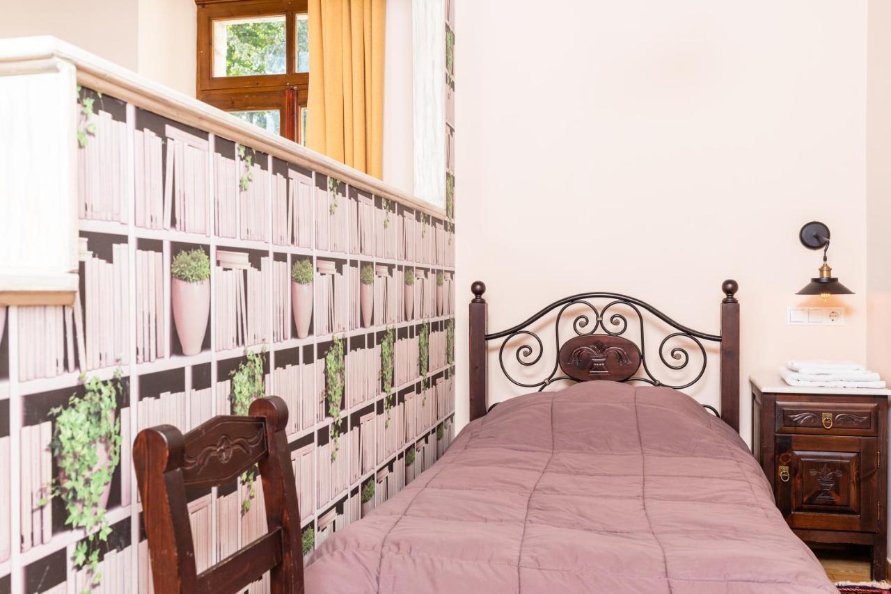 Kaza Guesthouse ดีมิตซานา ภายนอก รูปภาพ