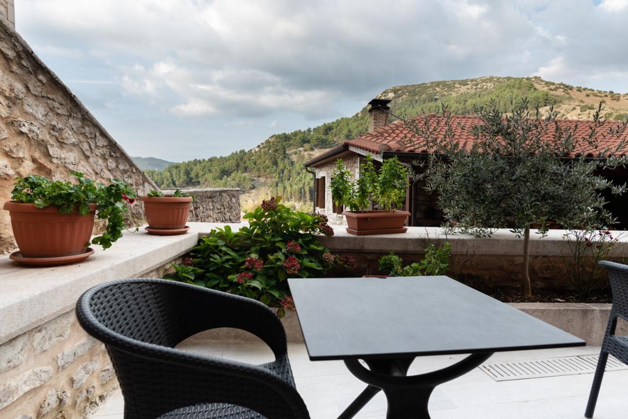 Kaza Guesthouse ดีมิตซานา ภายนอก รูปภาพ